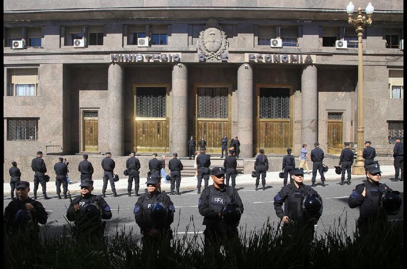 Con lo justo el Gobierno renovoacute los vencimientos y sumoacute maacutes doacutelares a la cuenta del Tesoro 