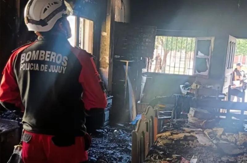 Rescataron a dos personas de un incendio en barrio Malvinas