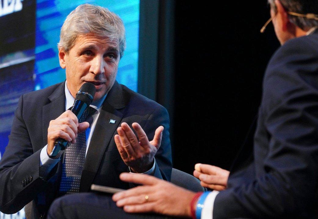 Caputo anuncioacute una flexibilizacioacuten en los creacuteditos en doacutelares para las empresas