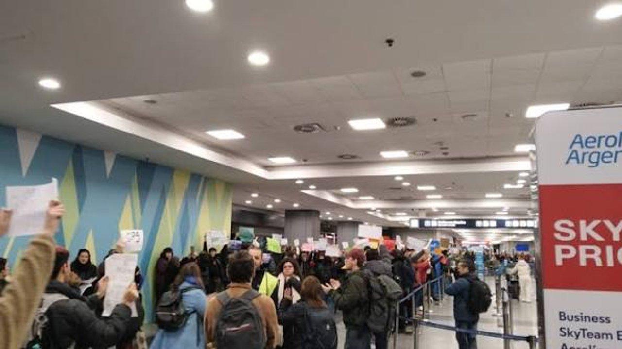 Trabajadores tercerizados reclaman en Aeroparque la reincorporacioacuten de un delegado despedido