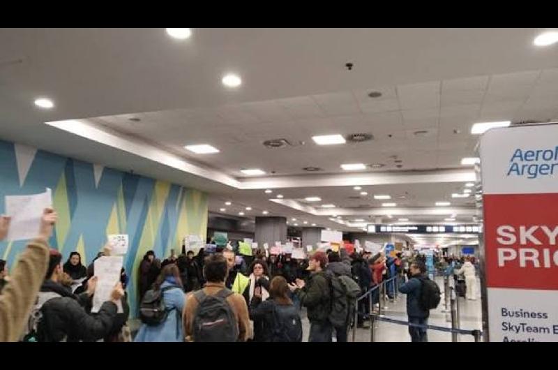 Trabajadores tercerizados reclaman en Aeroparque la reincorporacioacuten de un delegado despedido