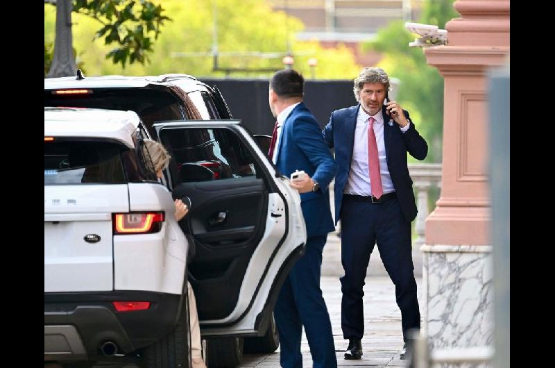 Una encuesta reveloacute que algunos ministros tienen mayor imagen negativa que Adorni