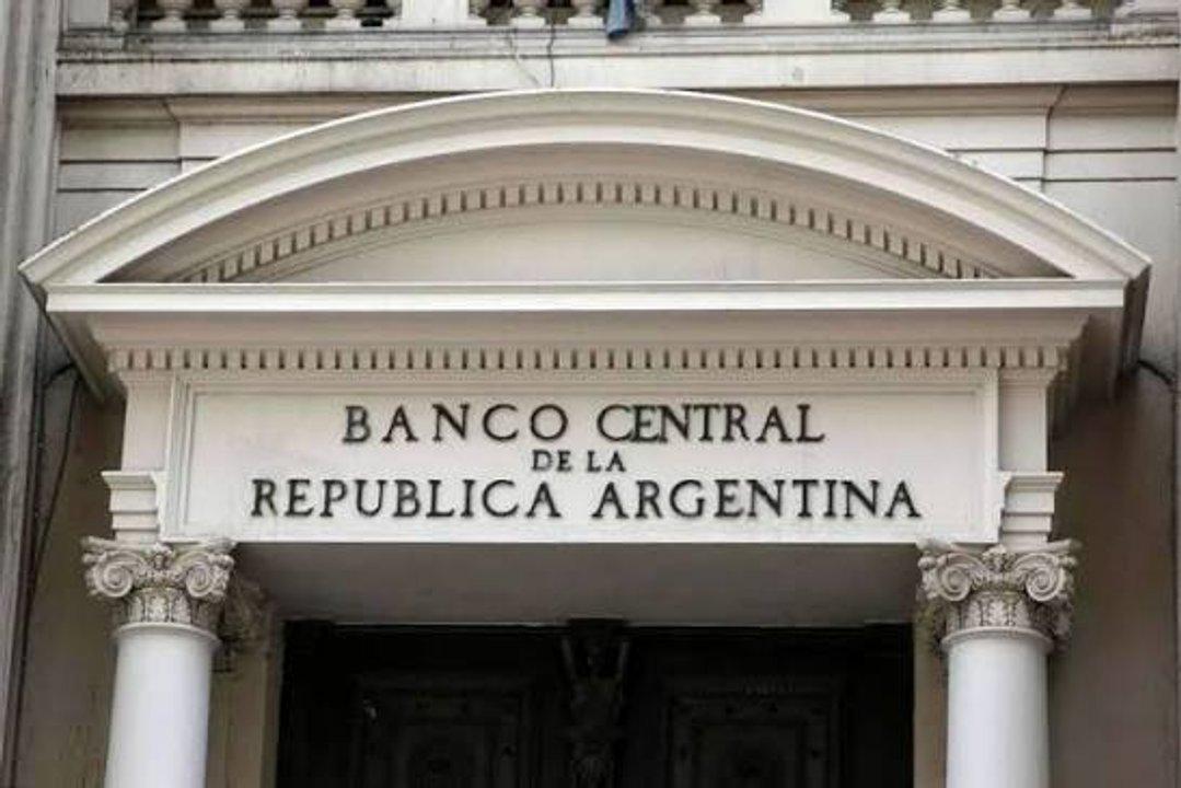 Para contener el doacutelar el Banco Central redujo las compras de reservas al nivel maacutes bajo en lo que va del antildeo