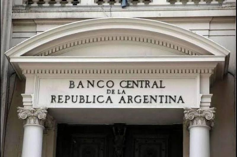 Para contener el doacutelar el Banco Central redujo las compras de reservas al nivel maacutes bajo en lo que va del antildeo