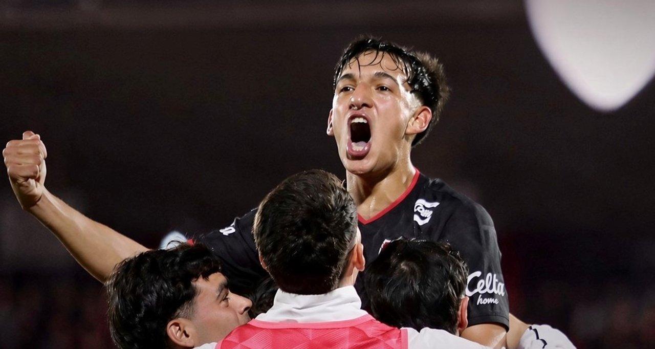 Newells vencioacute a Riestra y se acerca a la punta de su zona