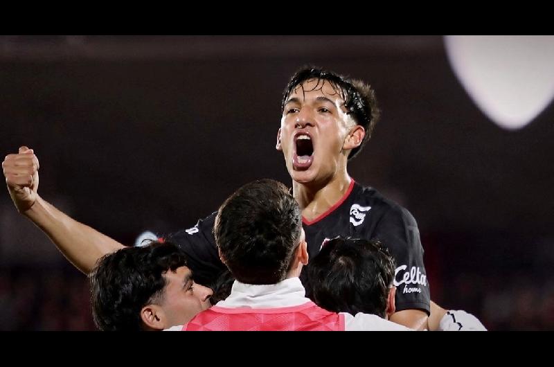Newells vencioacute a Riestra y se acerca a la punta de su zona
