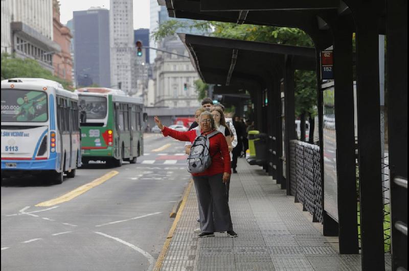Con tarifas que duplican la inflacioacuten los colectivos del AMBA perdieron 28 millones de viajes en un antildeo