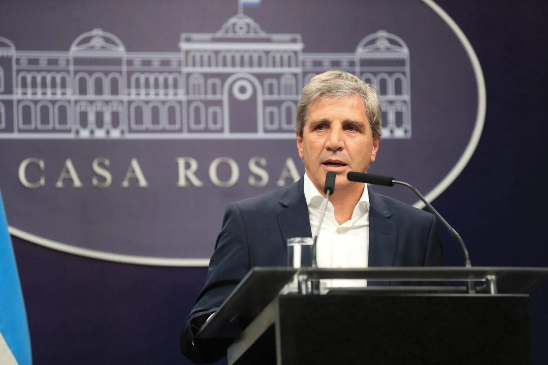 El Gobierno retuvo unos US 3000 millones de fondos de obras para volcar al deacuteficit cero