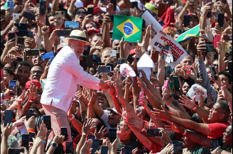 Lula lanzoacute su campantildea militarizando su discurso para defender Brasil de invasiones