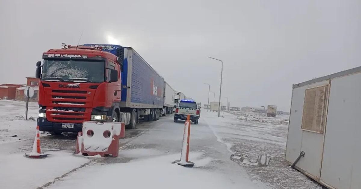 Por intensas nevadas Jama auacuten permanece clausurado al traacutensito 