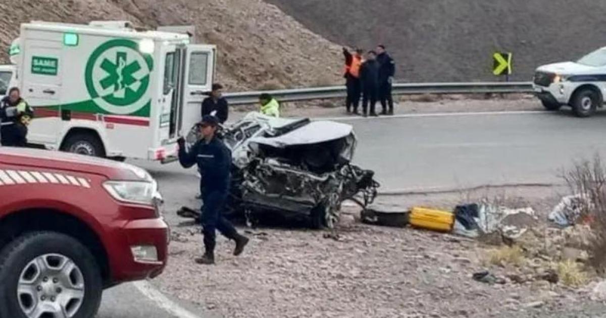 Tragedia en la Cuesta de Lipaacuten- una camioneta cayoacute 80 metros y murioacute una mujer