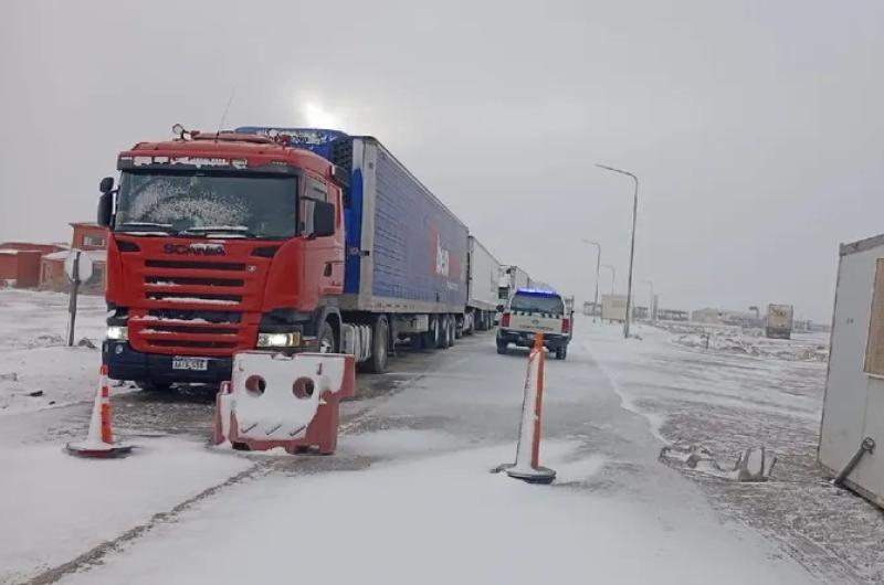 Por intensas nevadas Jama auacuten permanece clausurado al traacutensito 