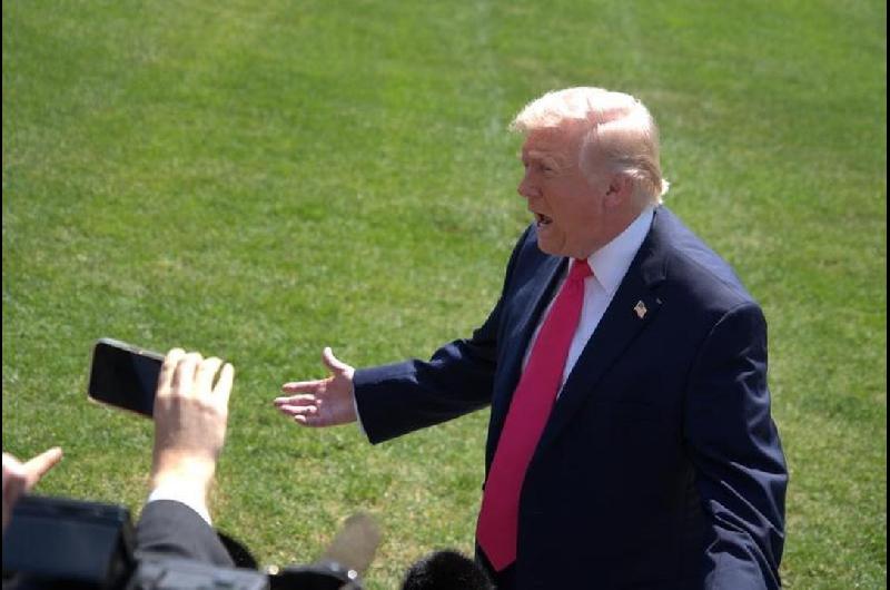 Trump amenazoacute con bombardear a Omaacuten si interfiere en las negociaciones por el estrecho de Ormuz