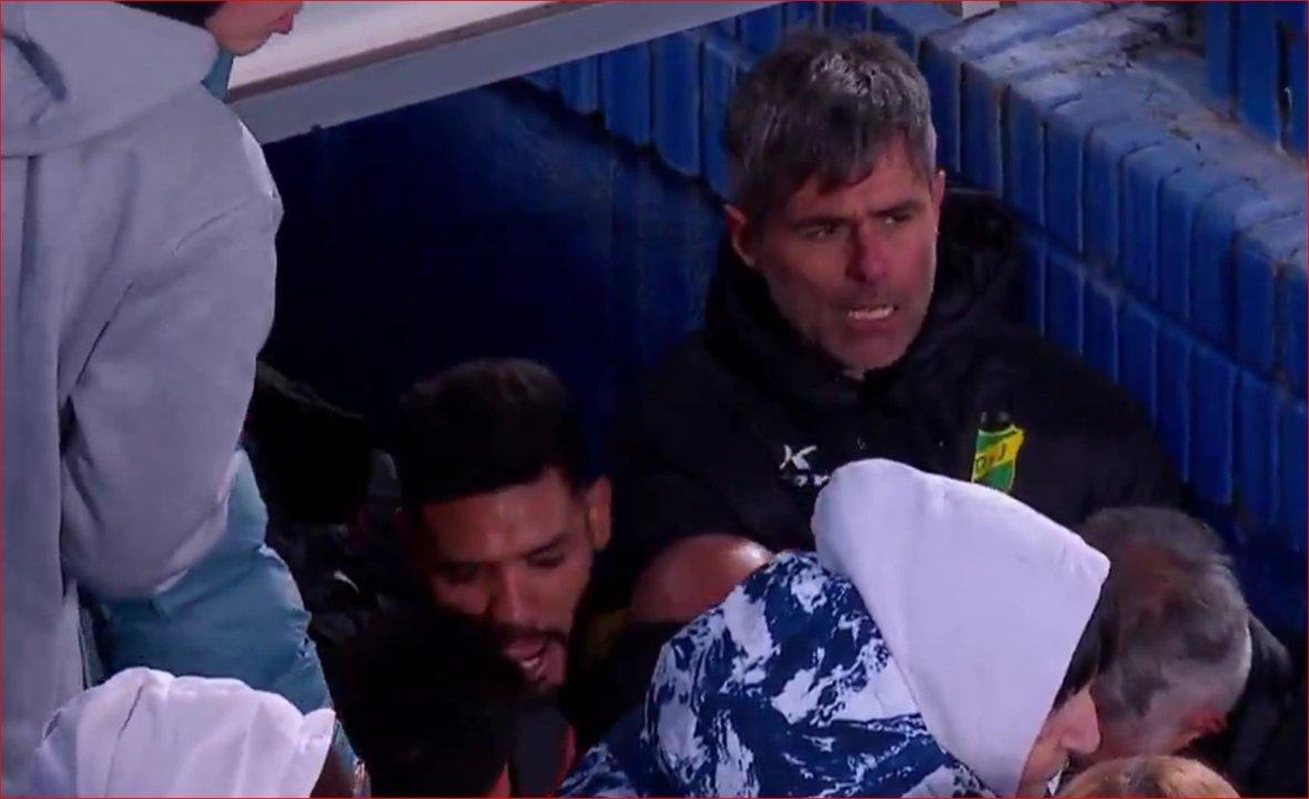 Escaacutendalo en Liniers- Vaccari y su ayudante quisieron agarrarse a pintildeas con los Barros Schelotto