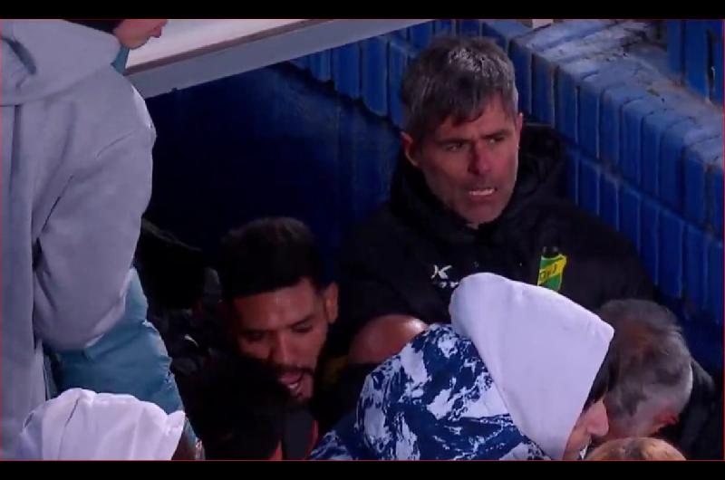 Escaacutendalo en Liniers- Vaccari y su ayudante quisieron agarrarse a pintildeas con los Barros Schelotto