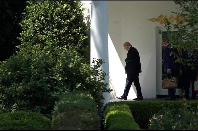 El nivel de aprobacioacuten de Trump cae a 33-en-porciento- sentildeala encuesta
