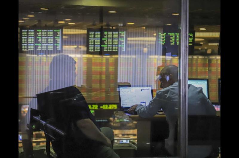 El riesgo paiacutes argentino se acerca a los 500 puntos en un clima financiero global maacutes hostil