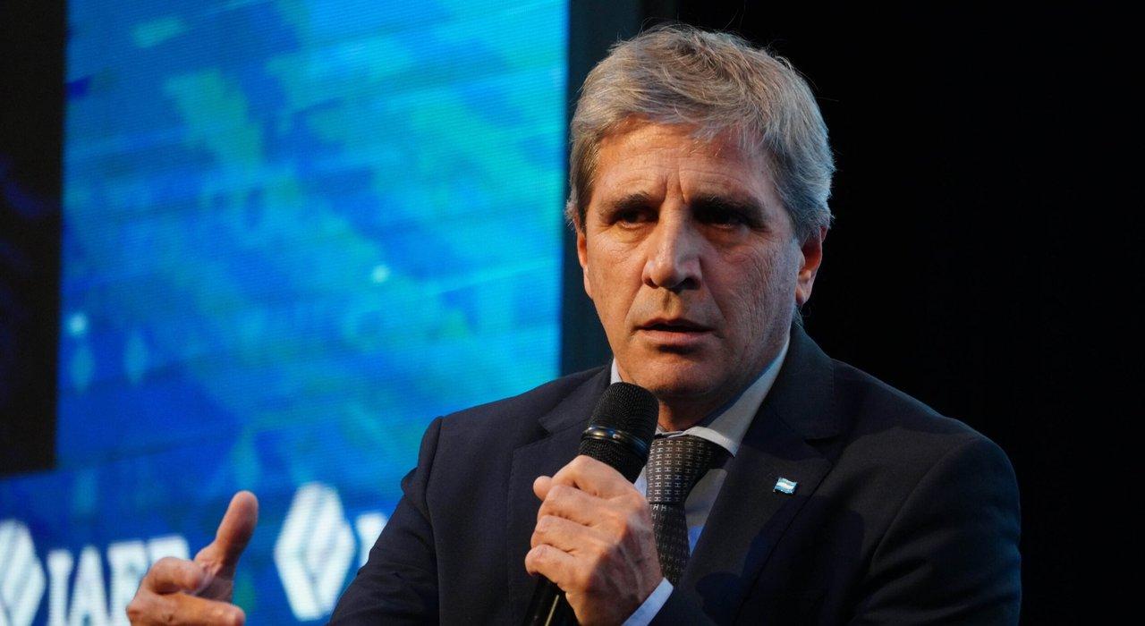 El Gobierno volvioacute a alcanzar un nuevo superaacutevit fiscal en julio- la explicacioacuten de Luis Caputo