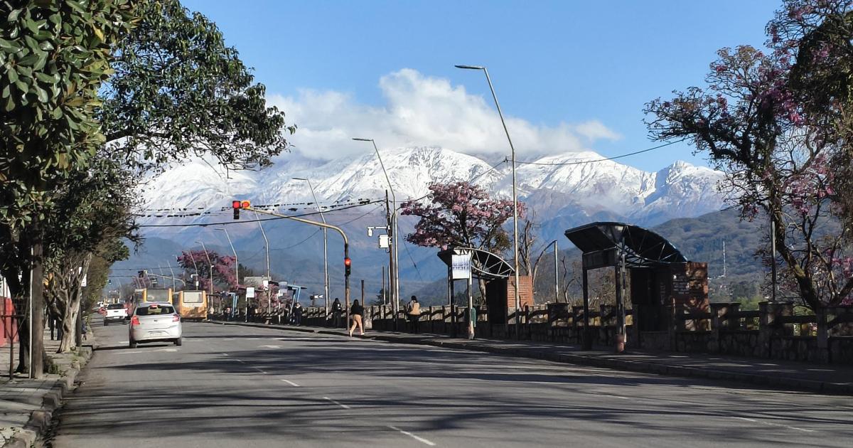 Imponentes cerros blancos coronan el paisaje de San Salvador de Jujuy