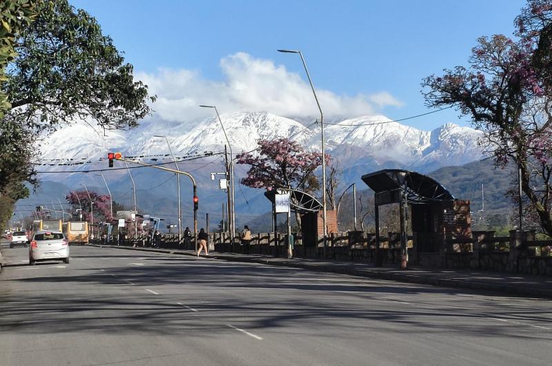 Imponentes cerros blancos coronan el paisaje de San Salvador de Jujuy