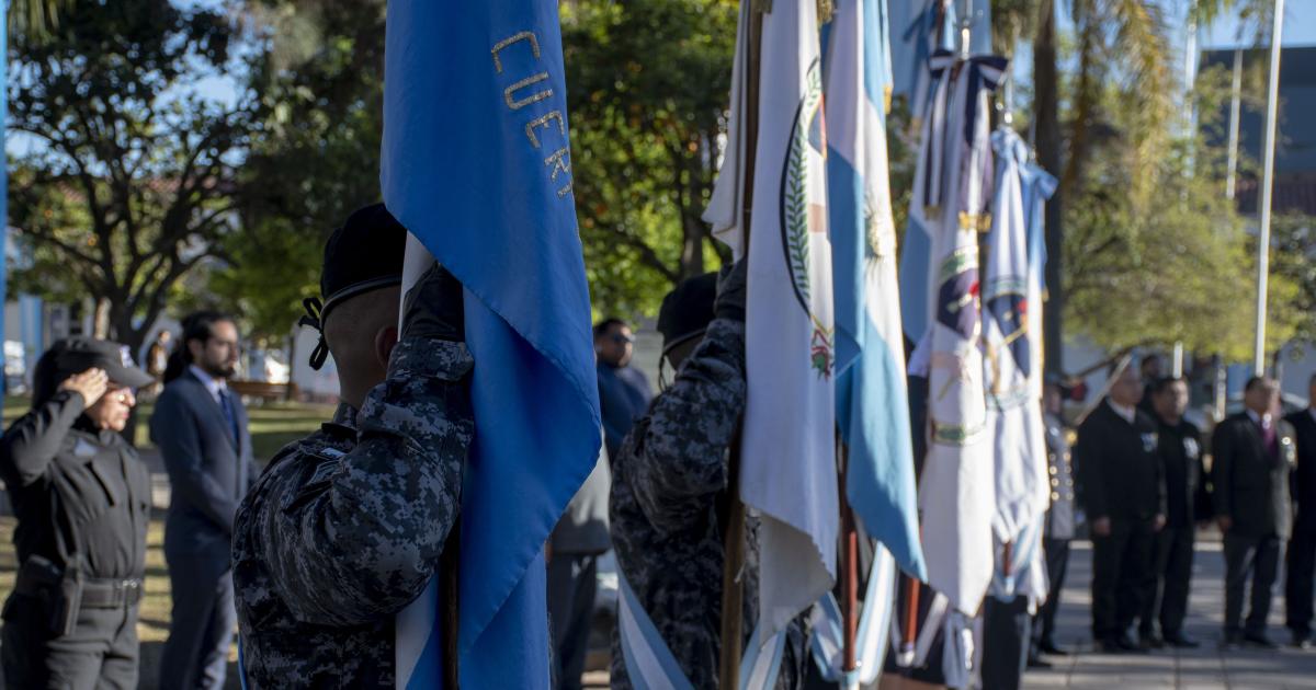 Izaron las banderas en la Plaza Belgrano