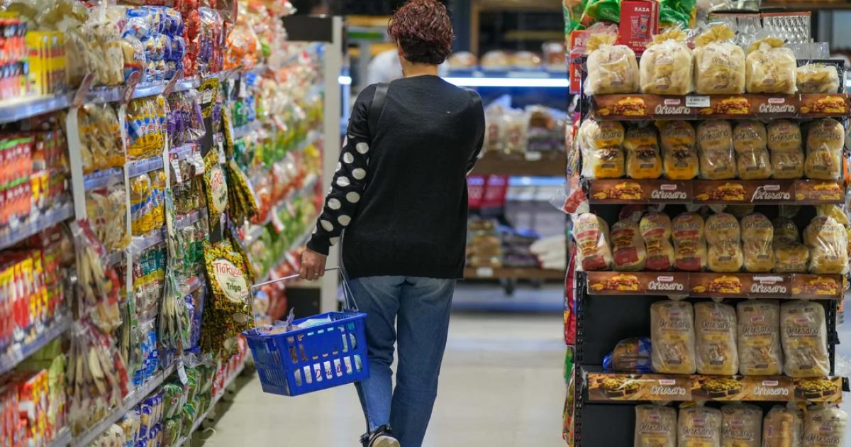 El consumo masivo cayoacute durante julio 26-en-porciento- interanual 