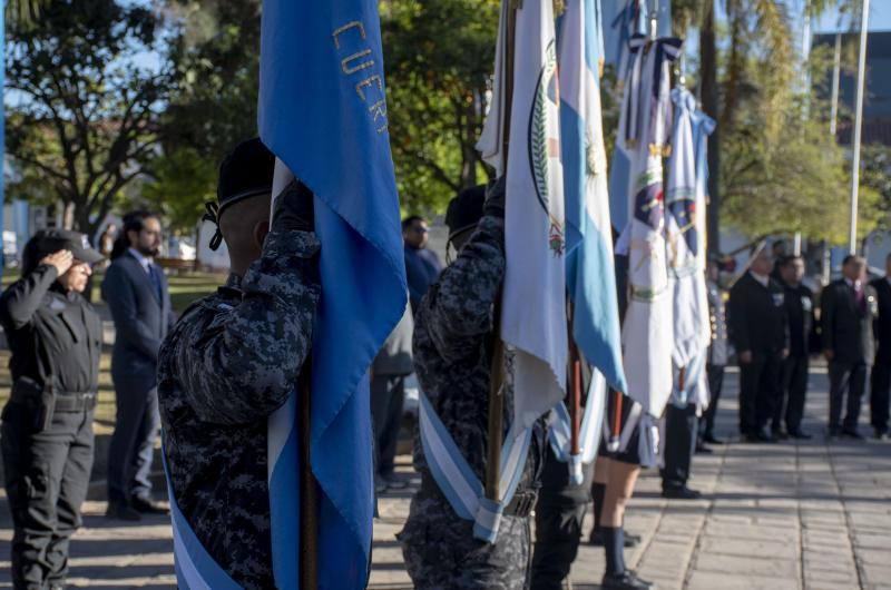 Izaron las banderas en la Plaza Belgrano