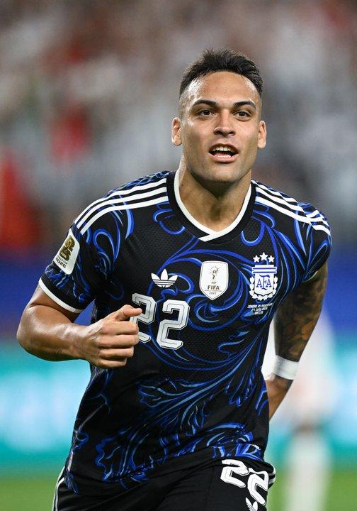Barcelona quiere a Lautaro Martiacutenez tras caerse la llegada de Juliaacuten Aacutelvarez