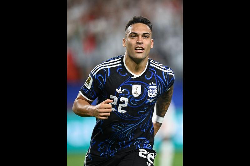 Barcelona quiere a Lautaro Martiacutenez tras caerse la llegada de Juliaacuten Aacutelvarez