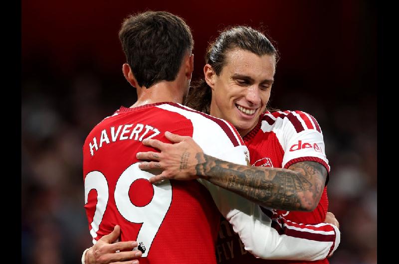 El Arsenal campeoacuten abrioacute la Premier League con una goleada ante el Coventry City