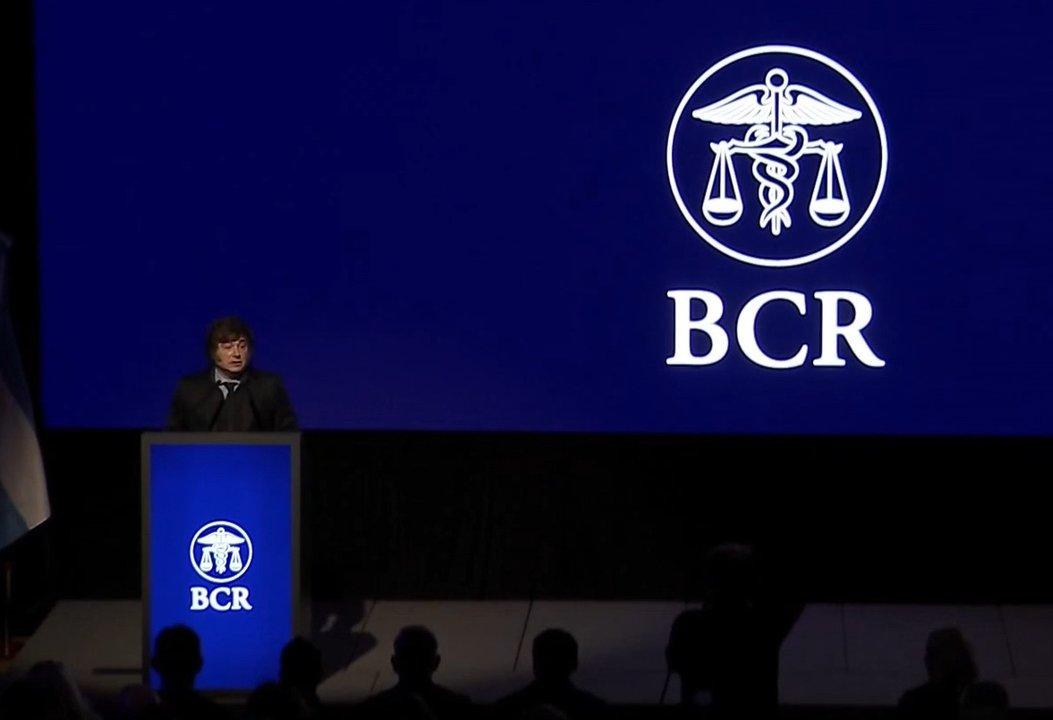 Milei agitoacute el acto por los 142 antildeos de la Bolsa de Rosario con criacuteticas a periodistas la oposicioacuten y referencias histoacutericas poleacutemicas