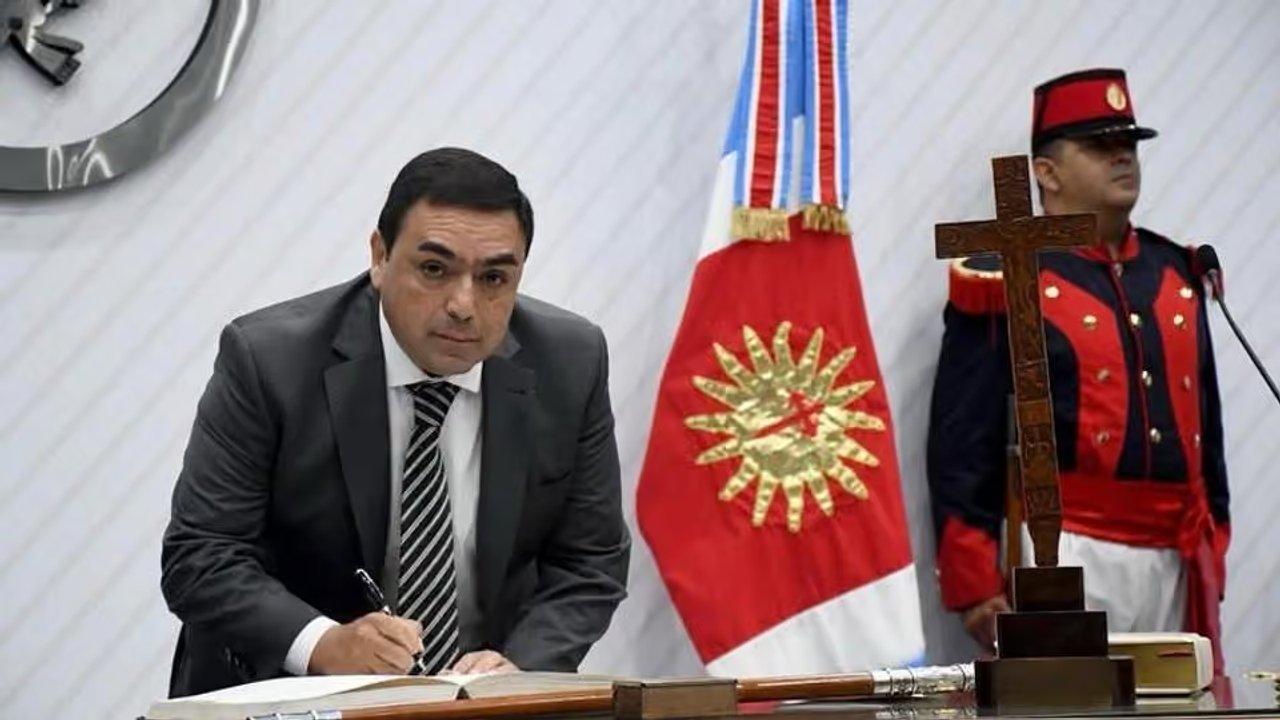 Suaacuterez entrega Economiacutea al funcionario que firmoacute un gasto de 368 millones en oficinas