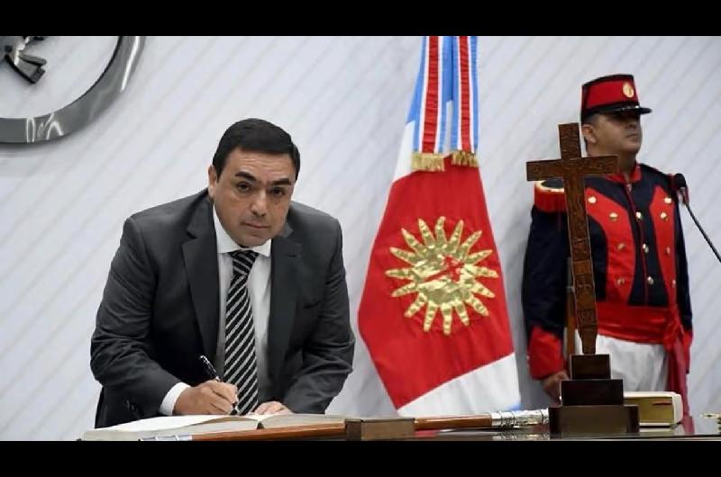 Suaacuterez entrega Economiacutea al funcionario que firmoacute un gasto de 368 millones en oficinas