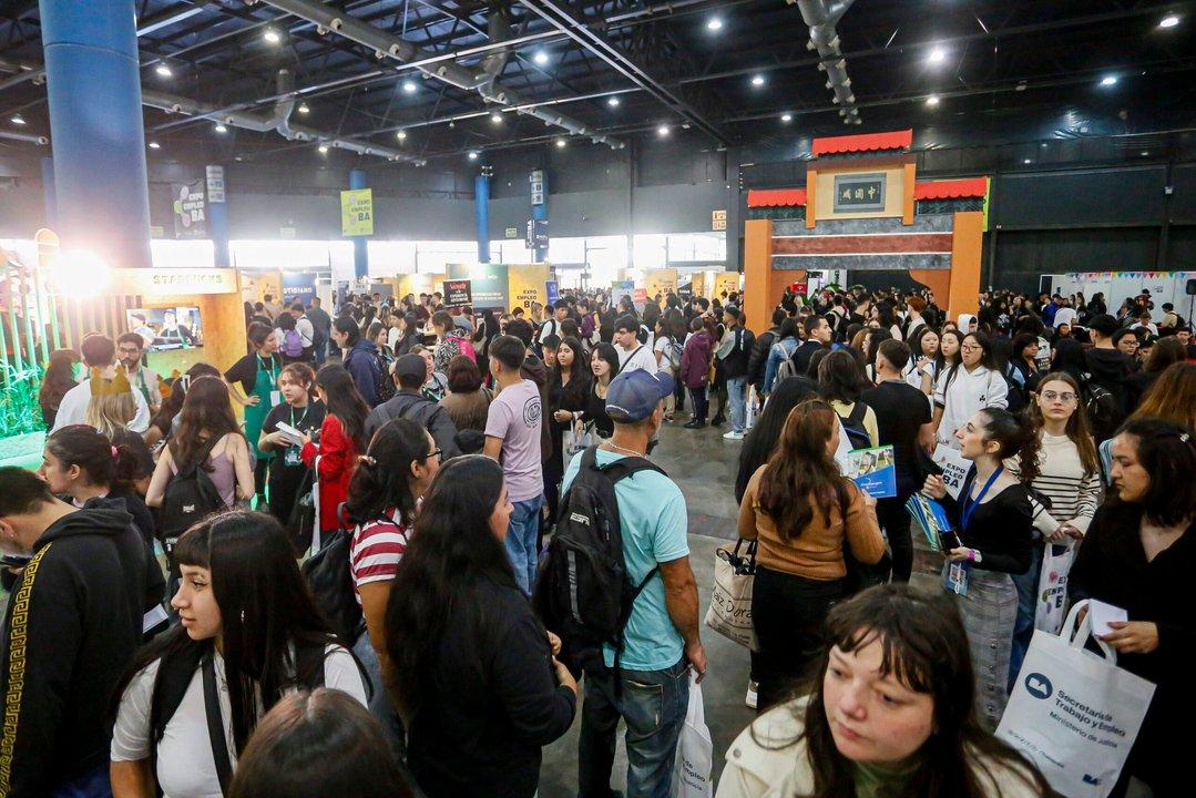 Desde plataformas digitales a conexiones personales- coacutemo buscan trabajo los argentinos