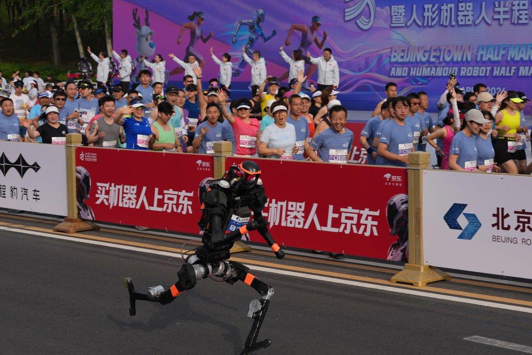 Un robot chino batioacute el reacutecord mundial de los 100 metros en apenas 932 segundos