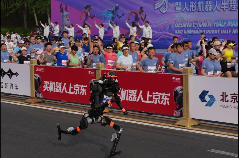 Un robot chino batioacute el reacutecord mundial de los 100 metros en apenas 932 segundos