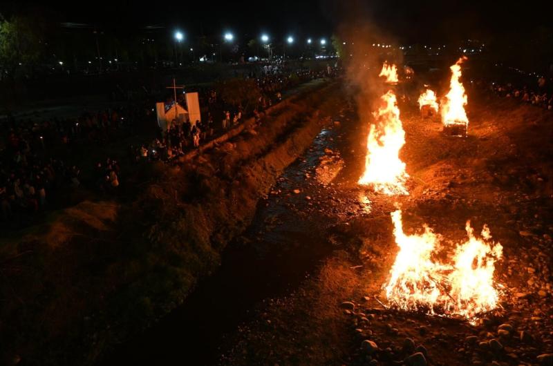 Emotiva recreacioacuten de la Marcha Evocativa del Eacutexodo