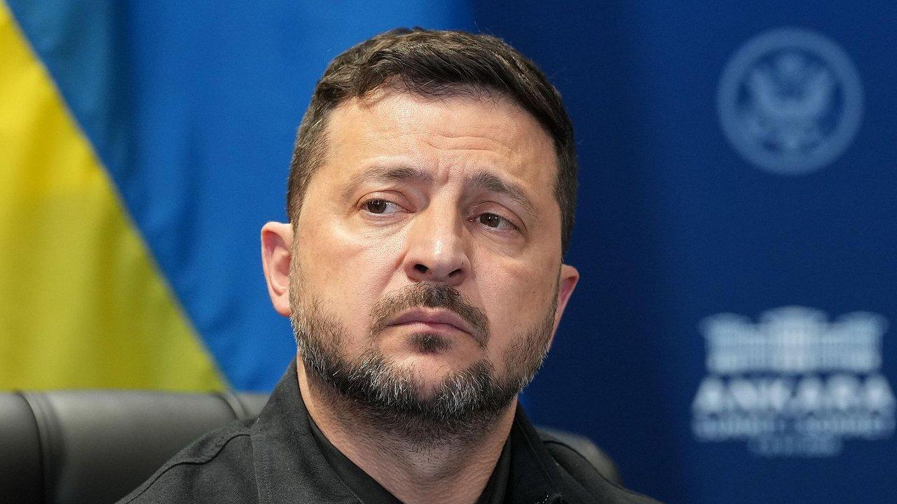 Zelenski rechazoacute hacer elecciones en Ucrania- ldquoSeriacutean un tsunami para el paiacutesrdquo