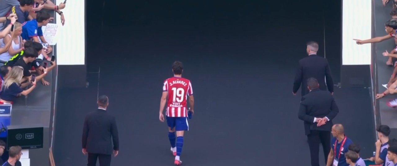 Juliaacuten Aacutelvarez y un gesto inesperado tras los silbidos de los hinchas del Atleacutetico de Madrid