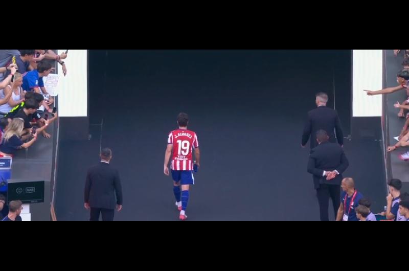 Juliaacuten Aacutelvarez y un gesto inesperado tras los silbidos de los hinchas del Atleacutetico de Madrid