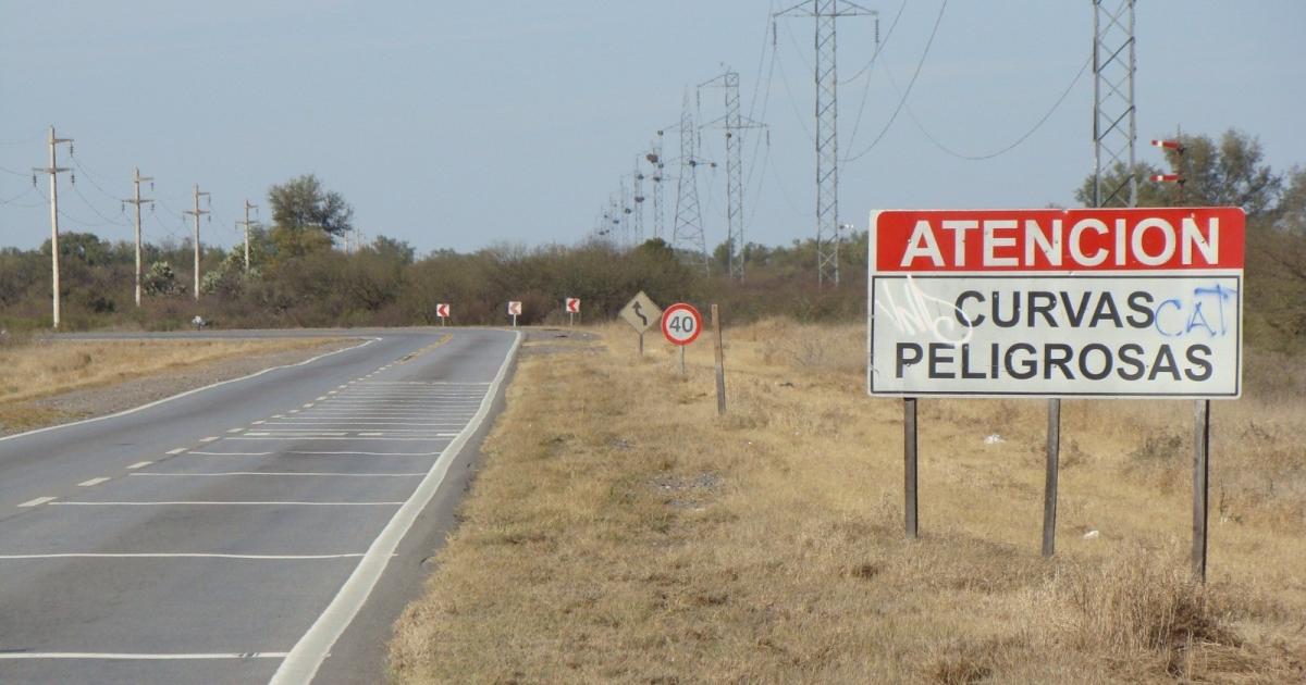 Familia jujentildea que viajaba a Coacuterdoba sufrioacute un violento vuelco en Santiago