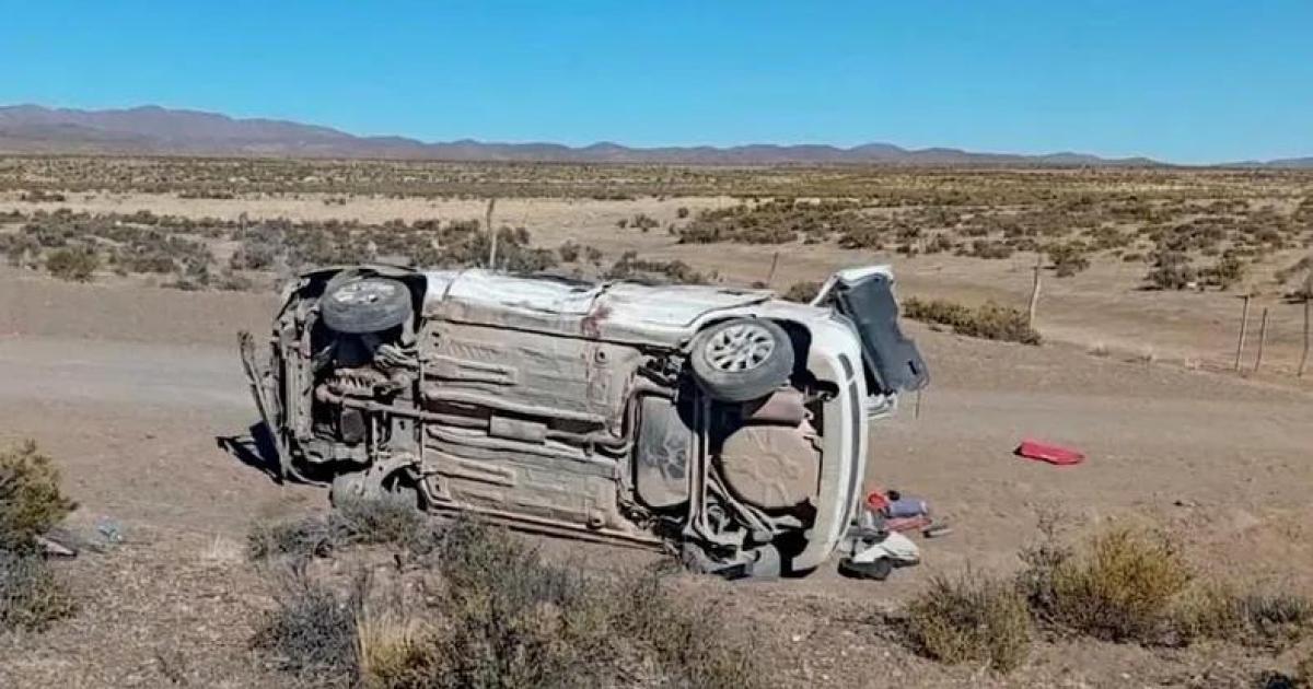 Muere un muacutesico jujentildeo tras un vuelco en Cieneguillas