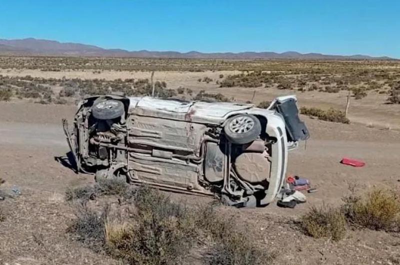 Muere un muacutesico jujentildeo tras un vuelco en Cieneguillas
