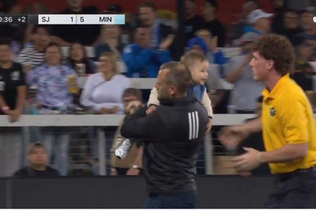 Un bebeacute invadioacute la cancha en pleno partido de la MLS y obligoacute a interrumpir el juego