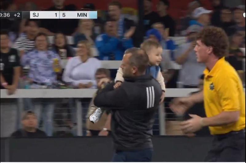 Un bebeacute invadioacute la cancha en pleno partido de la MLS y obligoacute a interrumpir el juego