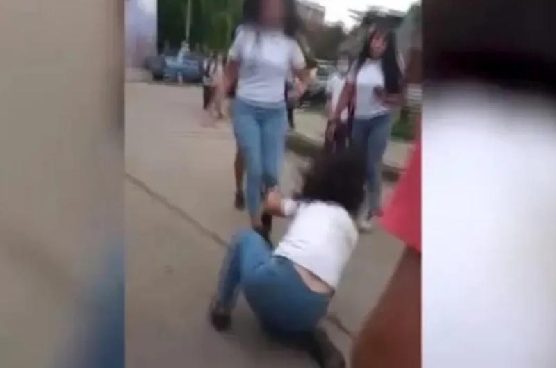 Amenaza con cuchillo a la salida de un colegio de Alto Comedero