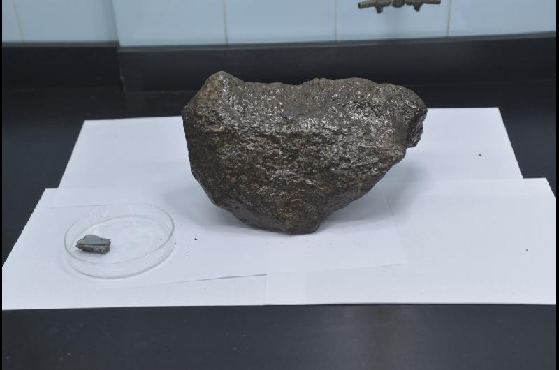 Lo guardoacute en un estante durante antildeos- la roca que resultoacute ser un meteorito de 4600 millones de antildeos