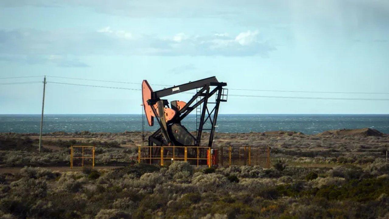 Paro general petrolero en Santa Cruz- el gremio paralizoacute los yacimientos en reclamo por despidos y recortes
