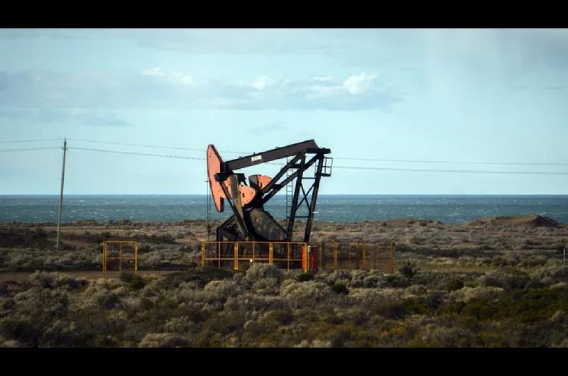 Paro general petrolero en Santa Cruz- el gremio paralizoacute los yacimientos en reclamo por despidos y recortes