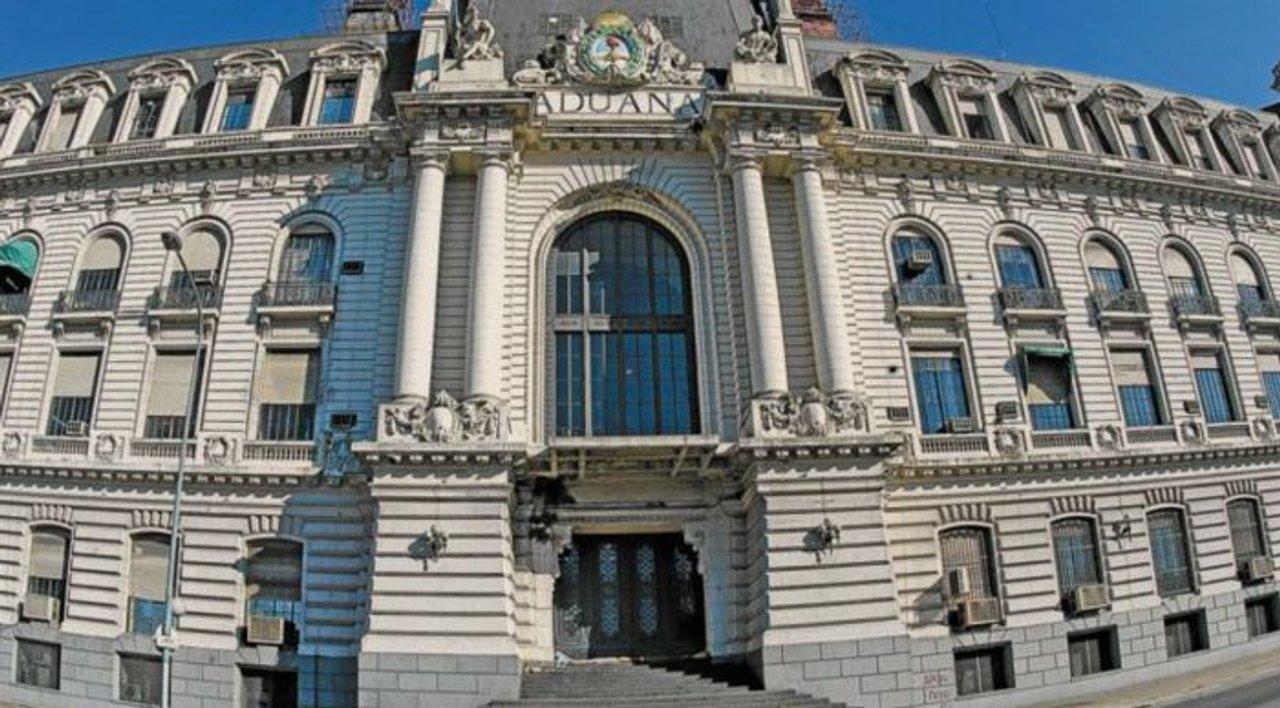 La interna detraacutes de la licencia del director de la Aduana